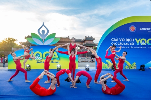 Trên 1 000 người tham dự Ngày quốc tế Yoga tại Huế