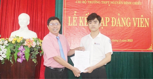 Phát triển Đảng trong giáo viên ở Phong Điền