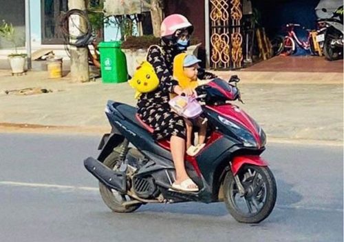 Cho trẻ ngồi trước xe máy Thực trạng đáng lo ngại