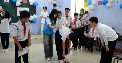 Bác sĩ, sinh viên Việt Nam và Hàn Quốc tư vấn sức khỏe cho học sinh