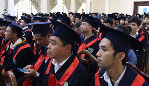 Hơn 220 tân tiến sĩ, thạc sĩ nhận bằng tốt nghiệp