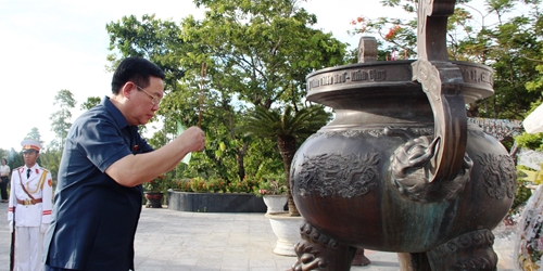 Chủ tịch Quốc hội Vương Đình Huệ dâng hương tại Nghĩa trang liệt sỹ thành phố Huế