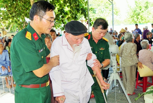 Khám bệnh, cấp thuốc miễn phí cho hơn 300 người có công ở huyện Quảng Điền
