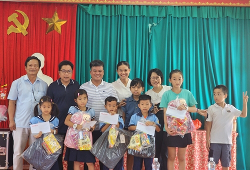 Tặng 10 suất quà cho trẻ em có hoàn cảnh khó khăn ở Quảng Thái