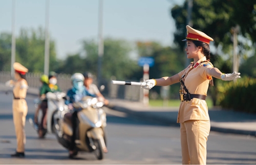 Hình ảnh nữ cảnh sát giao thông thân thiện