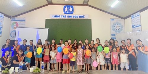 Sinh viên sư phạm Huế luyện tiếng Anh cho các bạn nhỏ làng trẻ em SOS