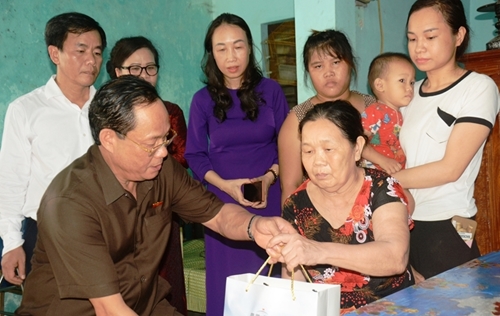 Phó Chủ tịch Quốc hội Trần Quang Phương dâng hương tri ân các anh hùng liệt sỹ; thăm, tặng quà gia đình chính sách, hộ nghèo