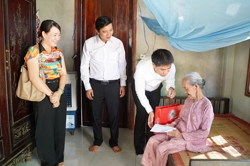 Phú Vang Thăm, tặng quà gia đình chính sách