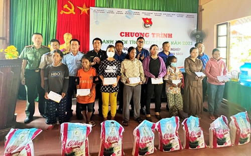 Thanh niên Khối Cơ quan và Doanh nghiệp tỉnh tặng quà cho gia đình chính sách huyện Nam Đông