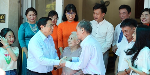 Thủ tướng Chính phủ Phạm Minh Chính dâng hương tri ân các Anh hùng liệt sĩ, thăm gia đình chính sách
