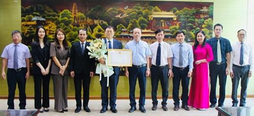 Trao danh hiệu “Công dân danh dự” TP Huế cho ông Cho Han Deog