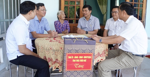 Trưởng Ban Tổ chức Tỉnh ủy thăm gia đình chính sách trên địa bàn Phú Vang