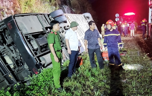 Giải cứu các nạn nhân trong vụ lật xe khách ở cao tốc La Sơn – Túy Loan
