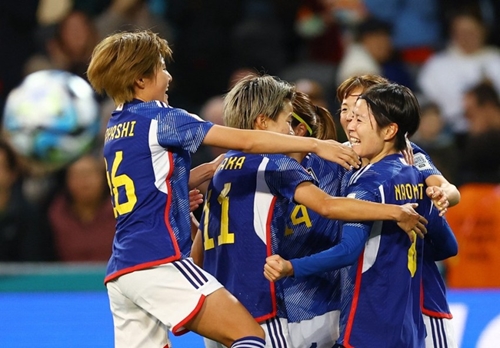 Tuyển nữ Nhật Bản và Tây Ban Nha nắm tay nhau thẳng tiến