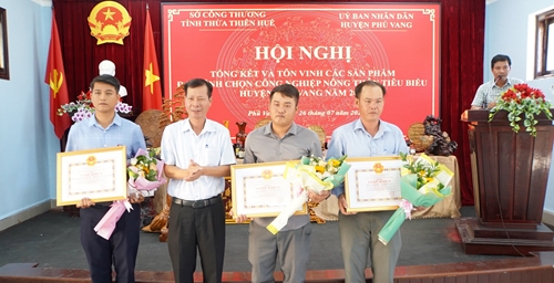Tôn vinh các sản phẩm đạt bình chọn công nghiệp nông thôn tiêu biểu huyện Phú Vang