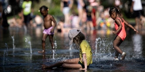 Sóng nhiệt có nguy cơ ảnh hưởng đến 1 2 số trẻ em trên toàn châu Âu và Trung Á
