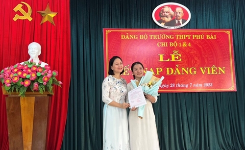 Kết nạp đảng cho 2 học sinh Trường THPT Phú Bài
