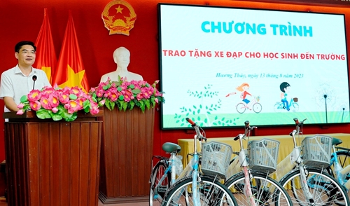 Trao tặng 70 xe đạp cho học sinh nghèo hiếu học