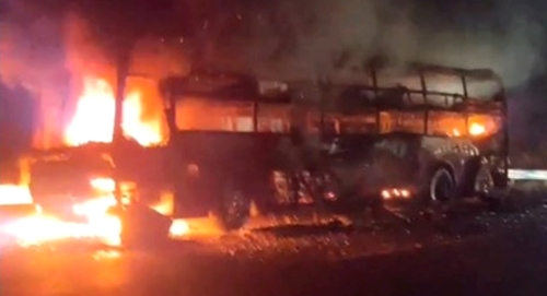 Ô tô khách bốc cháy dữ dội, 26 hành khách thoát nạn