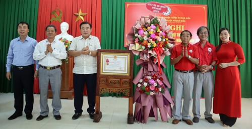 Hội Chữ thập đỏ huyện Phong Điền đón nhận Huân chương Lao động hạng Ba của Chủ tịch nước