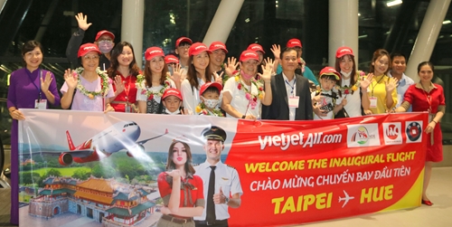 Đón chuyến bay đầu tiên từ sân bay quốc tế Đài Bắc đến Huế