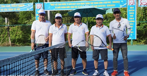Vận động viên nhiều tỉnh thành tham gia giải quần vợt Chung tay vì người nghèo