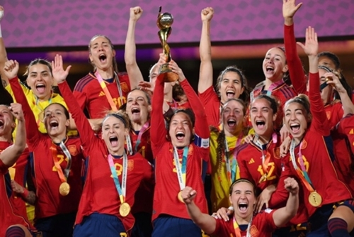 Bóng đá Tây Ban Nha lên ngôi hậu