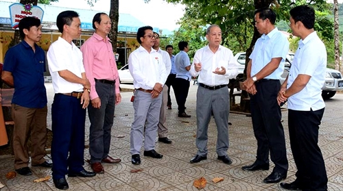 Phó Bí thư Thường trực Tỉnh ủy Phan Ngọc Thọ thăm, tặng quà các trường học ở huyện A Lưới