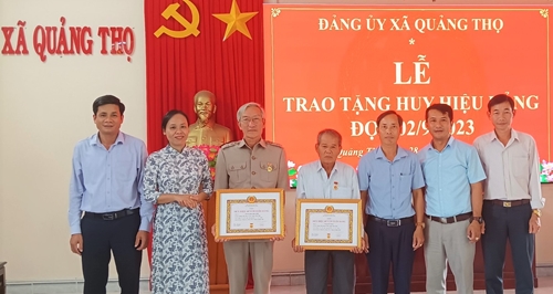 Đảng bộ huyện Quảng Điền trao tặng 29 Huy hiệu Đảng đợt 2 9 2023