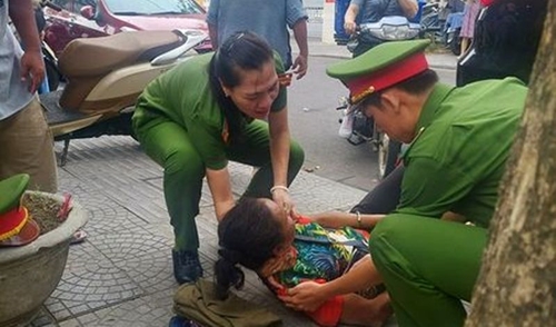 Nữ cảnh sát cơ động cứu người bị nạn trên đường
