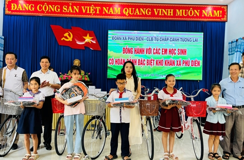 Trao quà cho trẻ em nghèo xã Phú Diên trong ngày lễ Quốc khánh