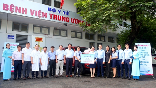 VietinBank Thừa Thiên Huế tặng xe ô tô cho Bệnh viện Trung ương Huế

​