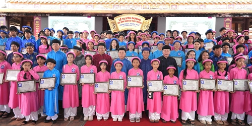 Tuyên dương 386 học sinh đạt danh hiệu “Học sinh danh dự toàn trường”