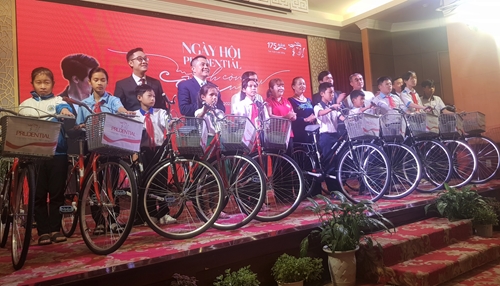 Trao 20 xe đạp cho học sinh khó khăn ở Quảng Điền, Hương Trà