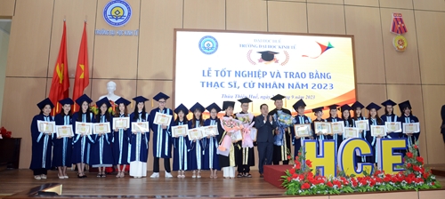 Trường đại học Kinh tế trao bằng tốt nghiệp cho 229 tân thạc sĩ và cử nhân