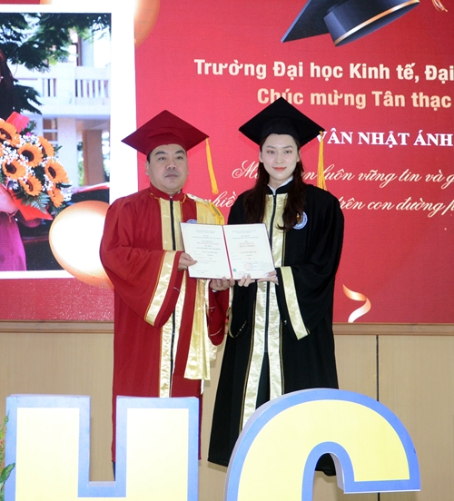 Trường đại học Kinh tế trao bằng tốt nghiệp cho 229 tân thạc sĩ và cử nhân