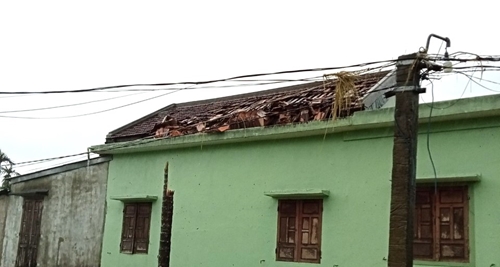 Lốc xoáy làm tốc mái, hư hỏng 30 nhà ở Quảng Điền