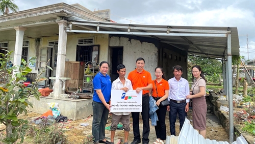 Nhiều suất quà hỗ trợ người dân có nhà tốc mái ở Quảng Điền