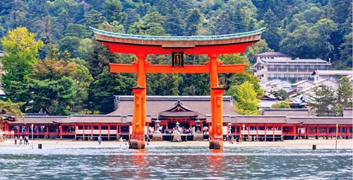 Nhật Bản áp dụng thuế du lịch tại Di sản thế giới đền Itsukushima để đối phó tình trạng quá tải