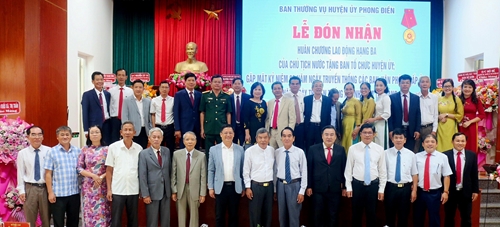 Ban Tổ chức Huyện ủy Phong Điền đón nhận Huân chương Lao động hạng Ba của Chủ tịch nước