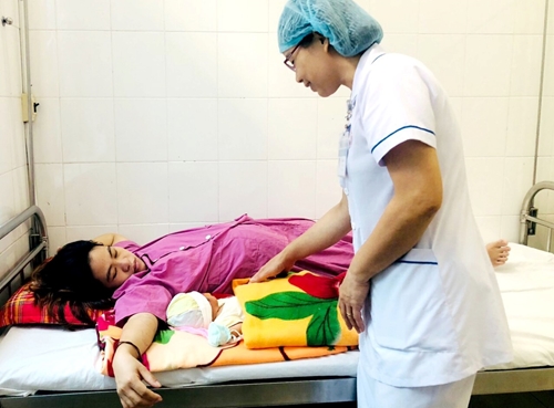 Hai bà mẹ vượt lũ sinh con an toàn ở Phong Điền