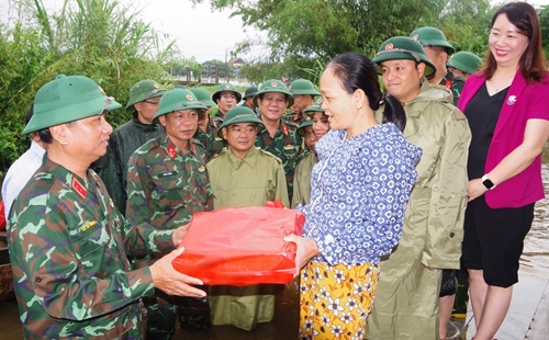Trung tướng Hà Thọ Bình, Tư lệnh Quân khu 4 thăm và tặng quà người dân vùng lũ