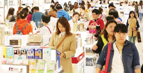 Hàn Quốc cân nhắc nâng mức hoàn thuế cho du khách nước ngoài
