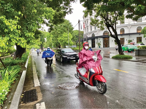 Cẩn thận khi mặc áo mưa tham gia giao thông