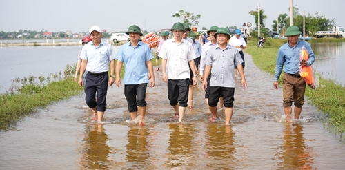 Bí thư Tỉnh ủy Lê Trường Lưu kiểm tra khắc phục hậu quả mưa lũ tại Quảng Điền