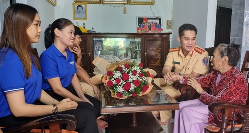 Thăm, tặng quà các Mẹ Việt Nam anh hùng huyện Phong Điền