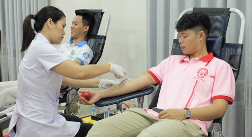 500 cán bộ, sinh viên Trường ĐH Nông lâm Huế tham gia hiến máu tình nguyện