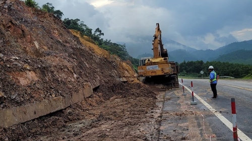 Khắc phục sạt lở tuyến cao tốc La Sơn- Túy Loan