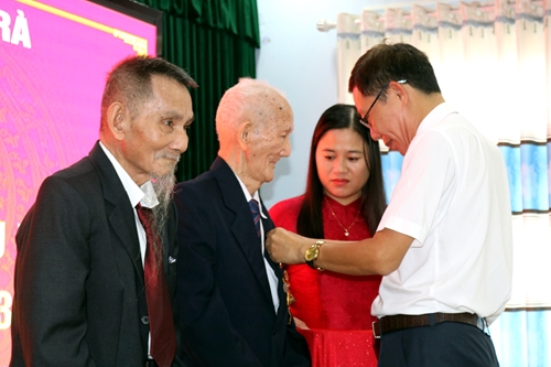 Ba đảng viên nhận Huy hiệu 75 năm tuổi Đảng