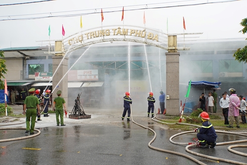 Phú Vang diễn tập chữa cháy và cứu nạn